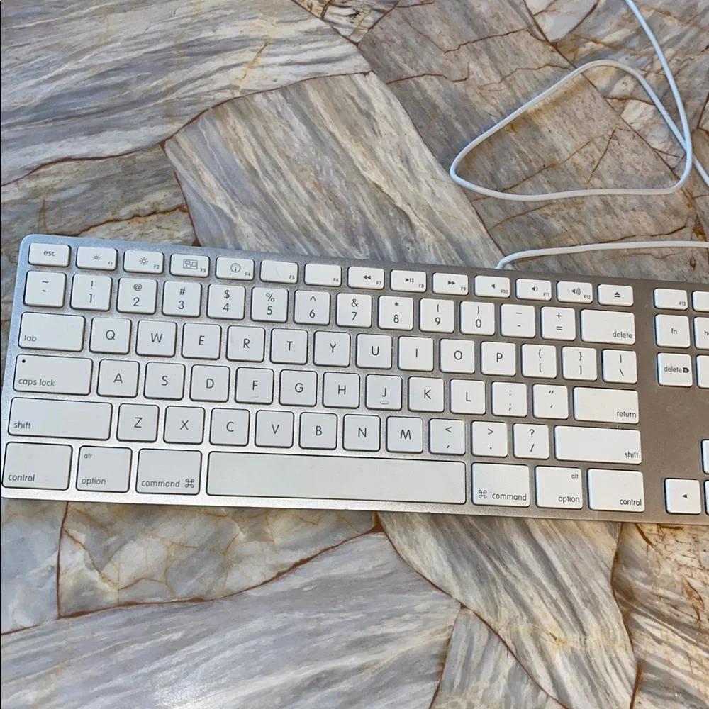 Apple‎ Wired Keyboard with Numeric Keypad Silver Aluminum Model A1243 MB110LL/B